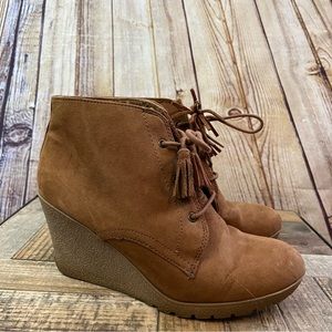 Camel colored fringe wedges size 6.5